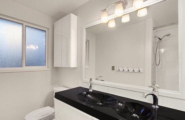 Building Photo - 4 Bed, 2.5 Bath Conveniently-located Single-family House Available for Rent!