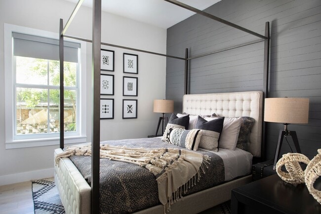 Building Photo - Beautifully Furnished 2 Bedroom 1 Bathroom...