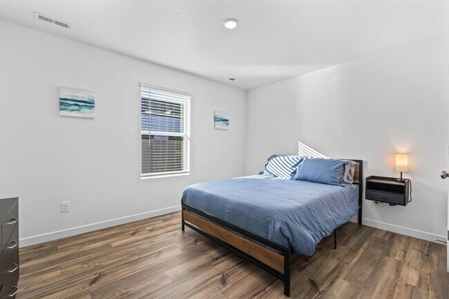 Building Photo - 8648 E Wishmore St