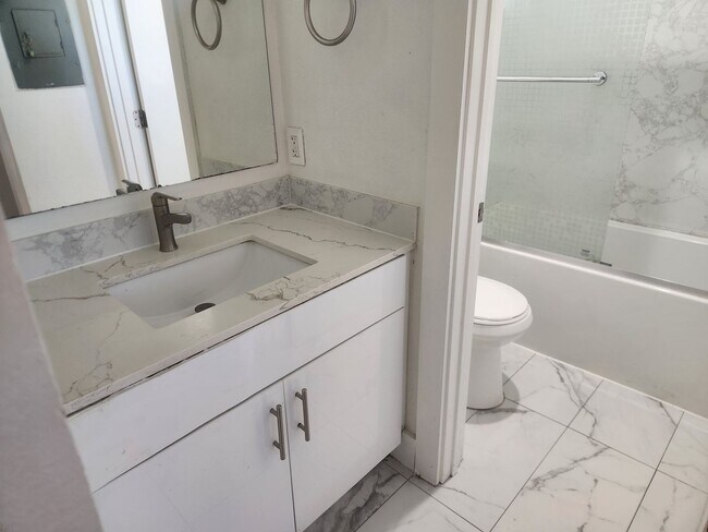 Building Photo - Clean and bright throughout, 2-bedroom, 1.5 Bathroom, two story unit in a great Windsor location!