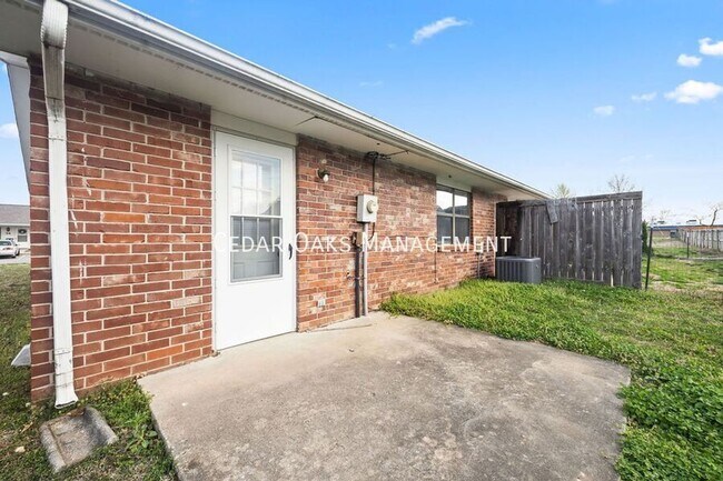 Building Photo - 801 N 17th Pl