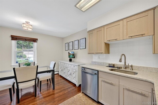 Building Photo - 16 Roundtree Cir