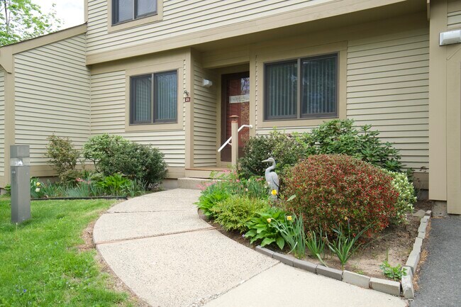 Building Photo - 21 Ashford Dr