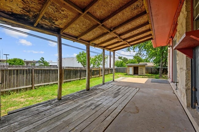 Building Photo - 202 Northcrest Cir