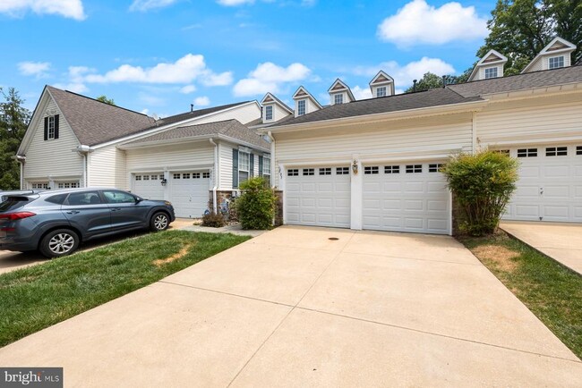 Building Photo - 805 Thicket Ct