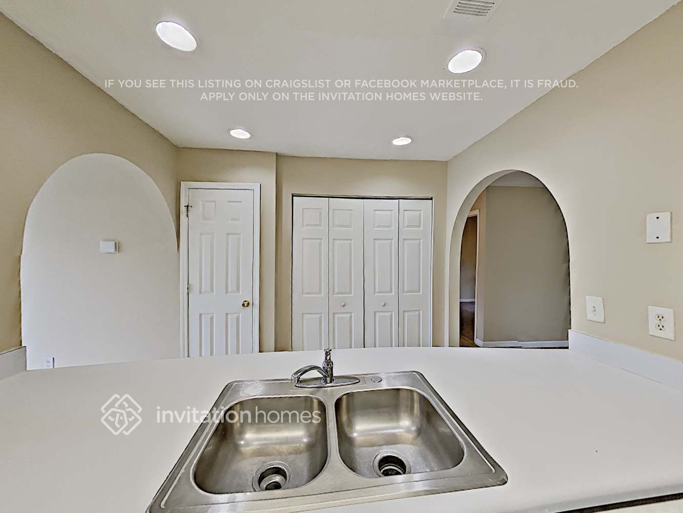 Building Photo - 3700 Pointe Cir
