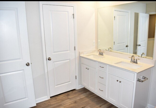 Building Photo - Charming 3BR Townhome in Greer