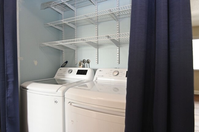 Building Photo - Walk to Japantown,  Updated 2 / 2.5, Cat &...