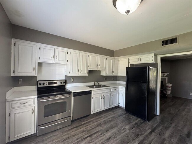 Building Photo - 578 Hollow Wood Rd