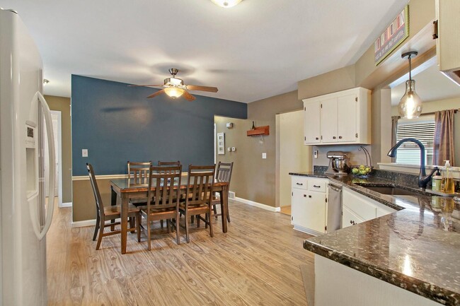 Kitchen - 216 Ridgeview Dr