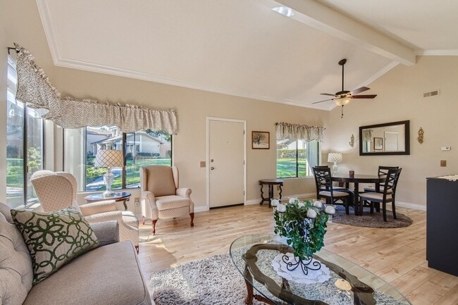 Building Photo - 2 Bedroom 1 Bath - Single Level Townhome Available mid June