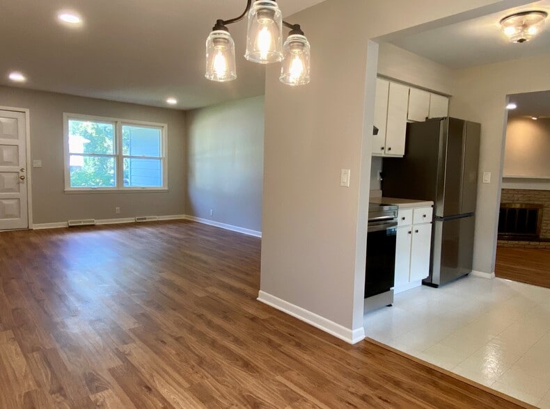 Building Photo - 2009 Crescent Dr