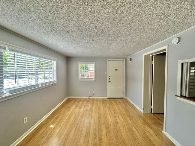 Primary Photo - 1 Bed 1 Bath at Broadway Apartments! All B...