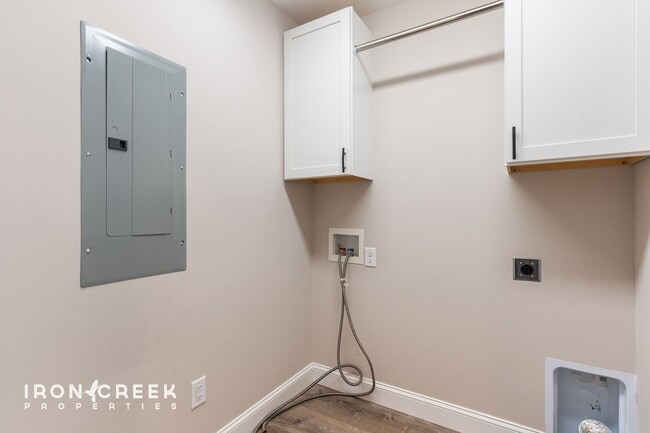 Building Photo - Beautiful New Home with Modern Finishes in...