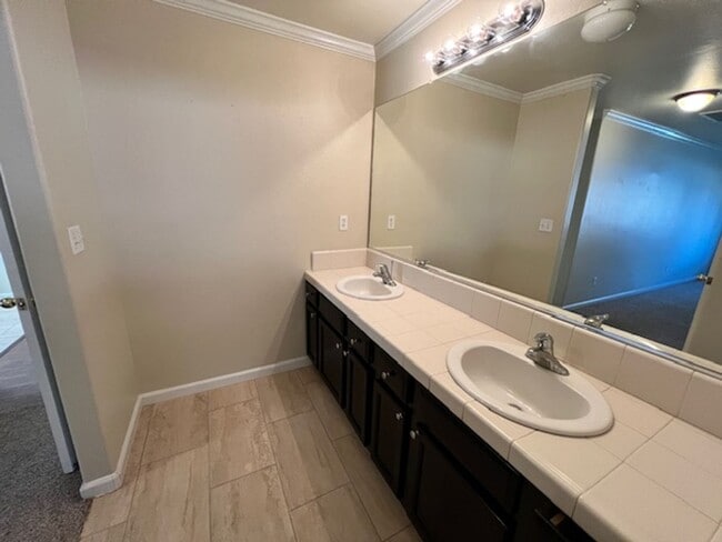 Building Photo - Cul-De-Sac in SE Visalia Neighborhood