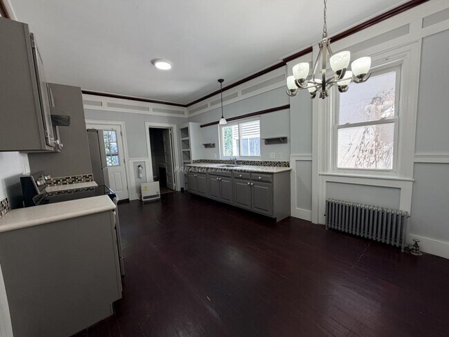 Building Photo - 919 Clay Ave