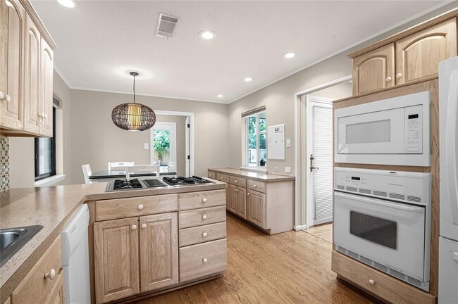 Building Photo - 319 Forest Lake Dr