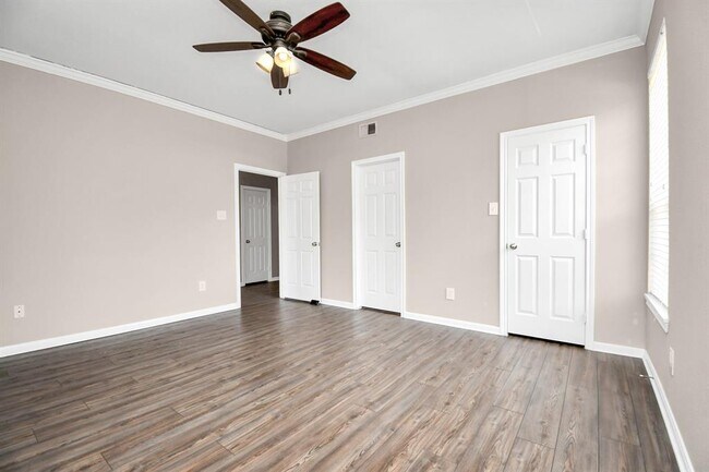 Building Photo - 2255 Braeswood Park Dr