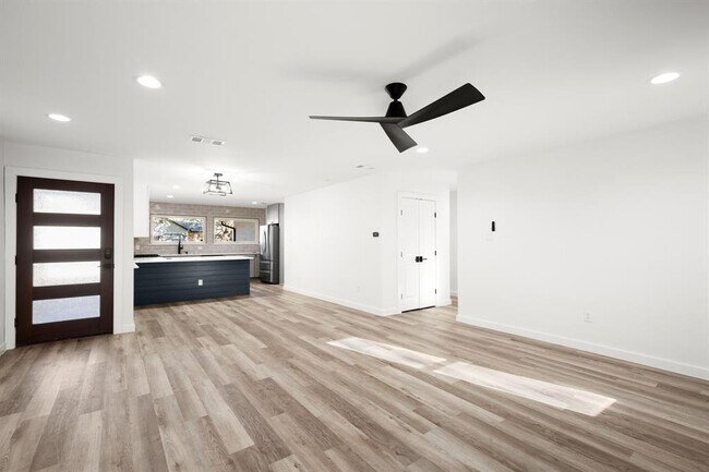 Building Photo - 9717 Anderson Village Dr