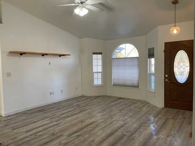 Building Photo - 1327 N Andrew Dr