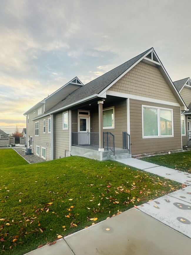 Building Photo - Spacious Duplex in Badger Mountain South