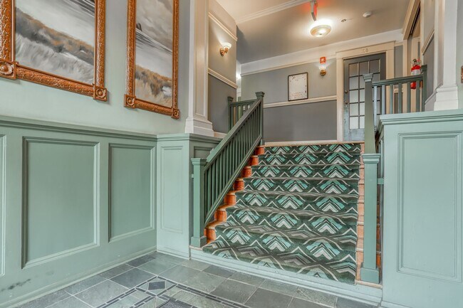 Building Photo - Charming Vintage Studio in NW Portland nea...
