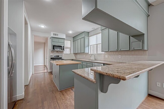Building Photo - 2527 Potomac Dr