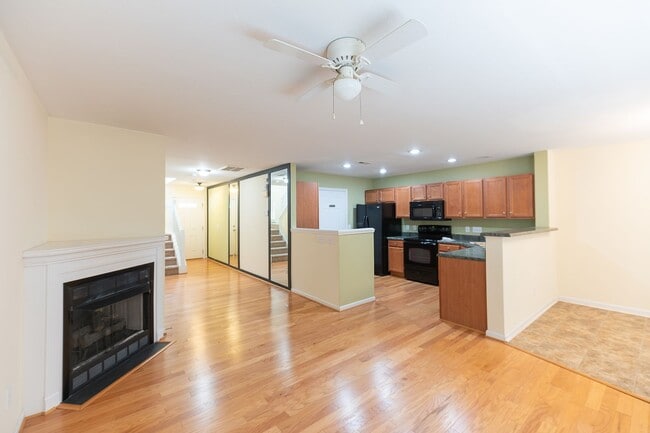 Building Photo - 117 Goldfinch Ave