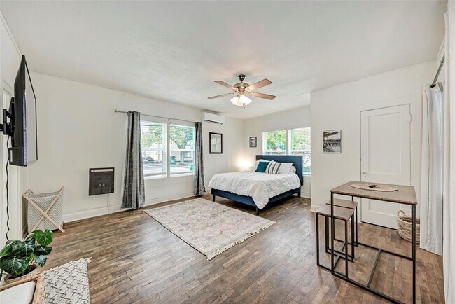 Primary Photo - 915 W 21st St