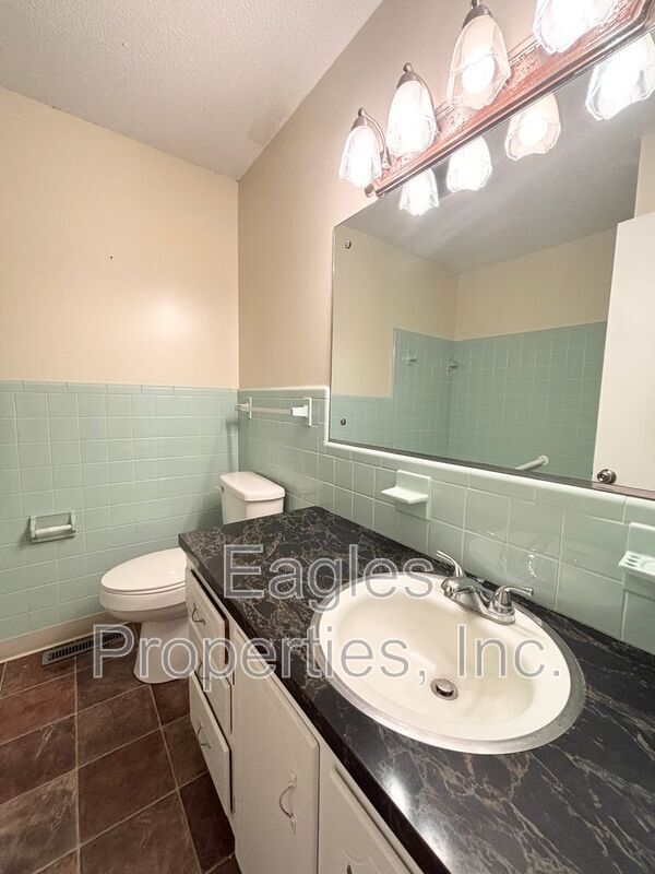 Building Photo - 657 Saulston Rd