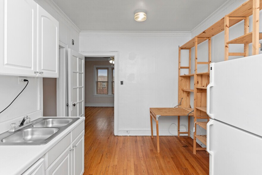 Building Photo - 2843 W Berteau Ave