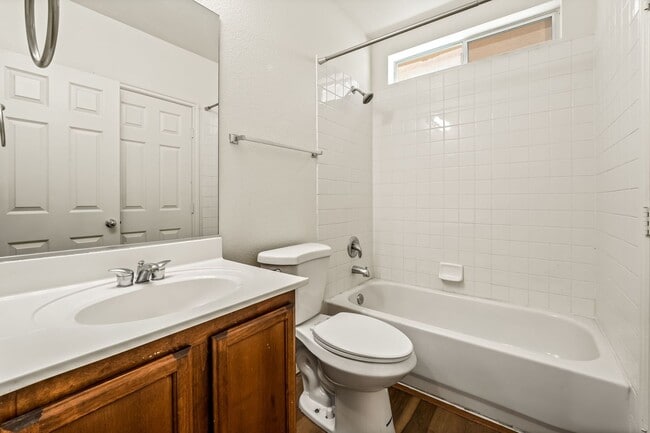 Building Photo - 3 Bedroom, 2 bathroom, 2 Car Garage Home i...