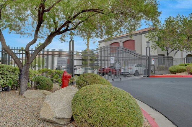 Building Photo - 950 Seven Hills Dr
