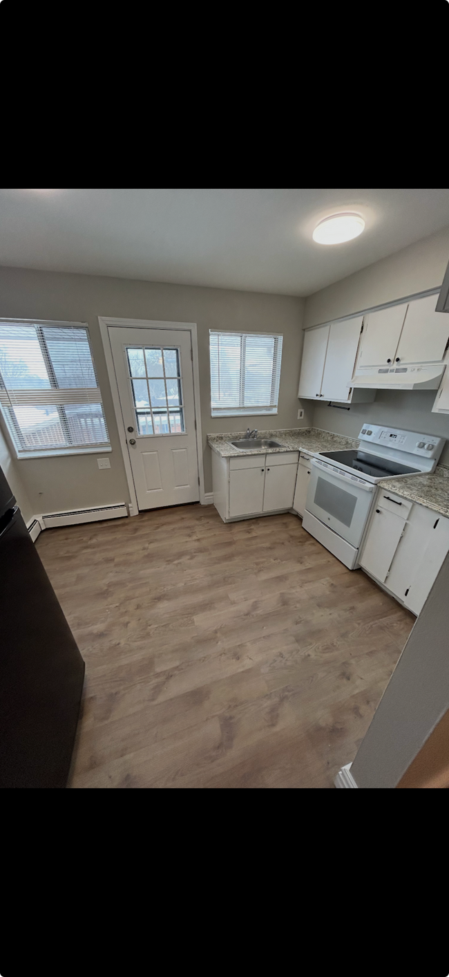 Building Photo - 10678 E Holly Rd