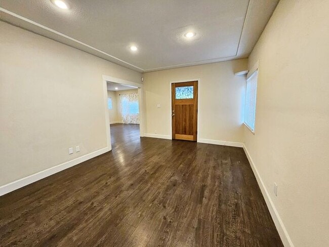 Building Photo - New Listing!