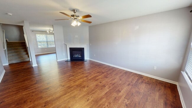 Building Photo - 4 Bedrooms w/ Privacy Fence & Community Pool!