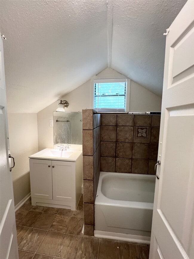 Building Photo - 421 E Myrtle St