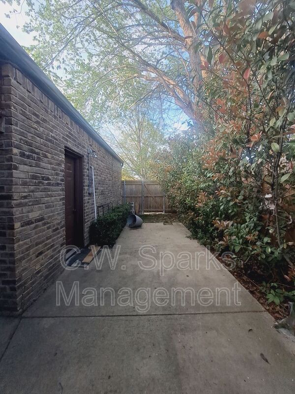 Building Photo - 3025 Westforest Dr