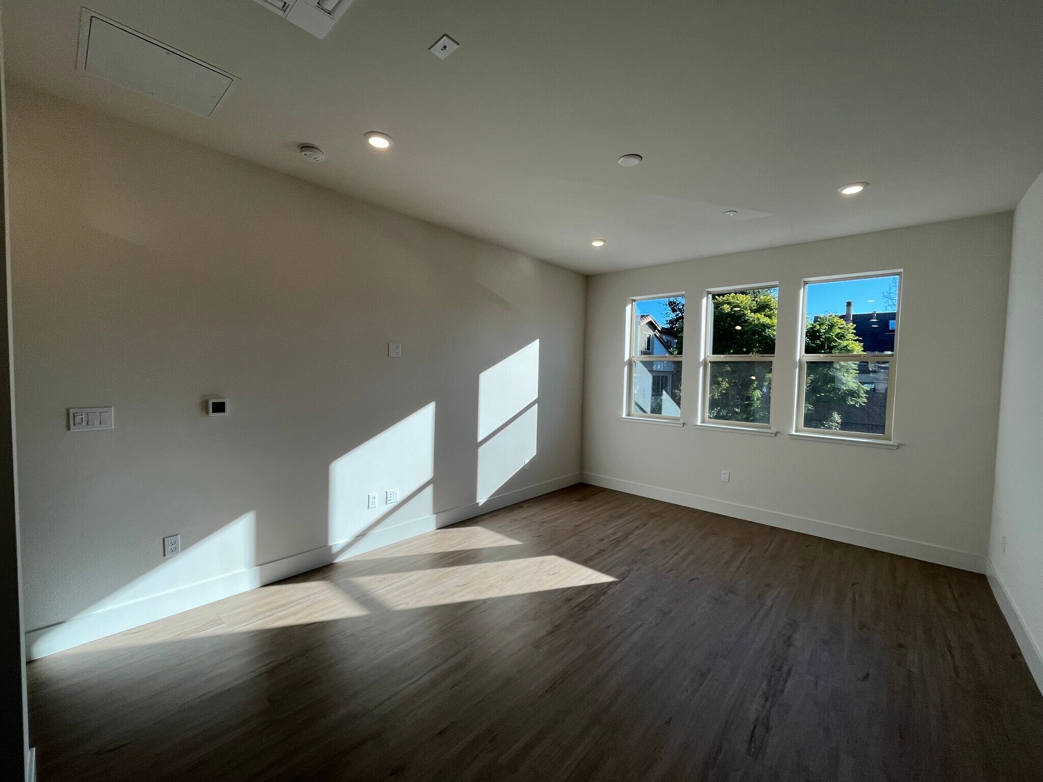 Building Photo - 835 Lilac Ter