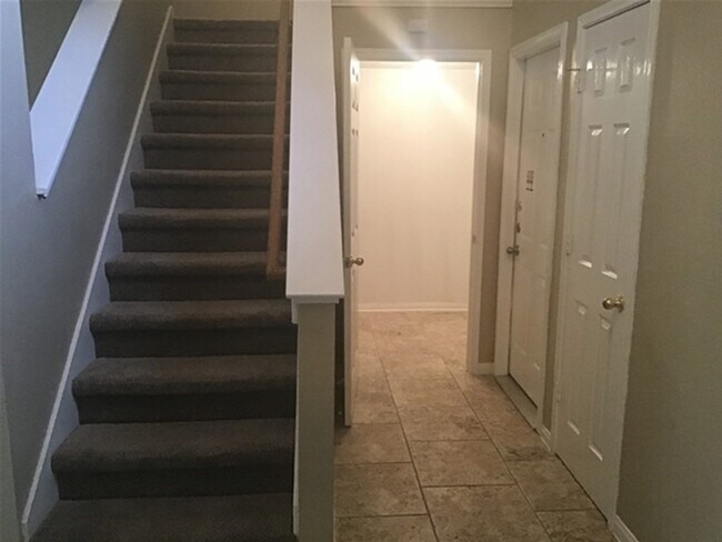 Building Photo - 1043 Leadenhall Cir