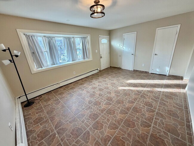 Building Photo - 40 Sarah Ln