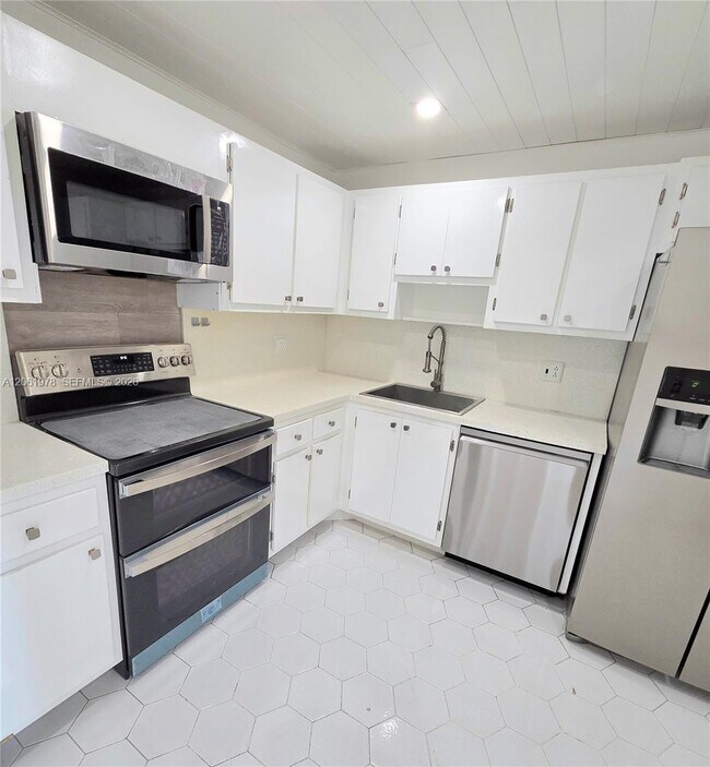 Building Photo - 4030 W Palm Aire Dr