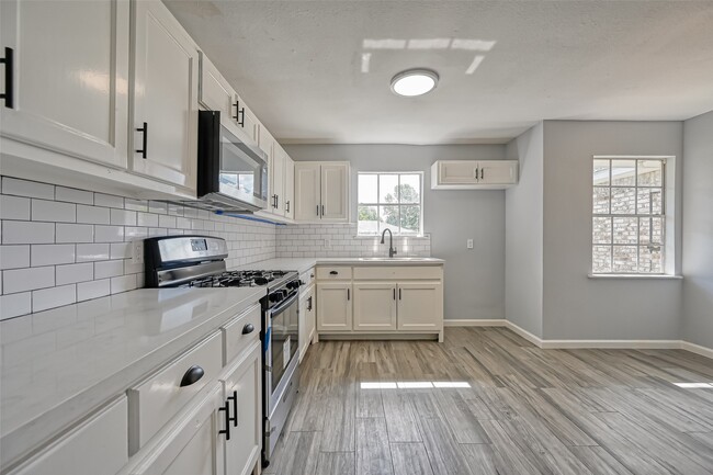 Building Photo - 8623 Valley Forest Dr