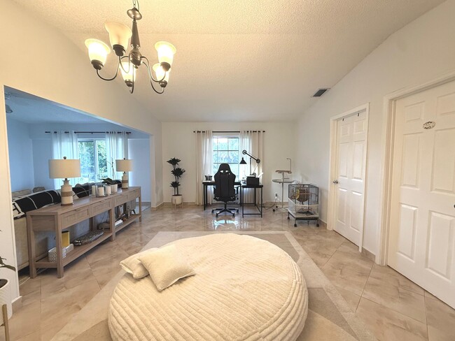 Building Photo - 15860 Laurel Oak Cir