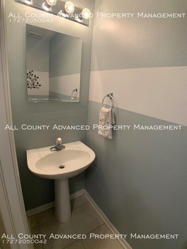 Building Photo - Waterford townhome for rent many amenities