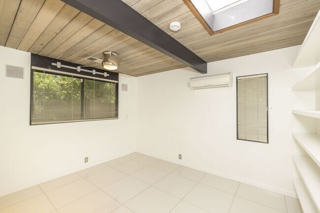 Building Photo - Charming Eichler in Super Desirable Community Center!
