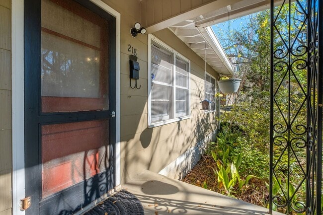 Building Photo - Charming Midtown Tallahassee Duplex