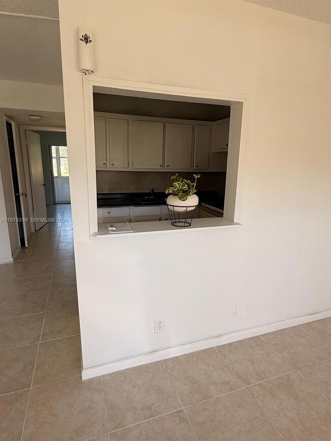 Building Photo - 210 Canterbury J