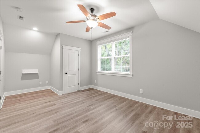 Building Photo - 712 Seldon Dr