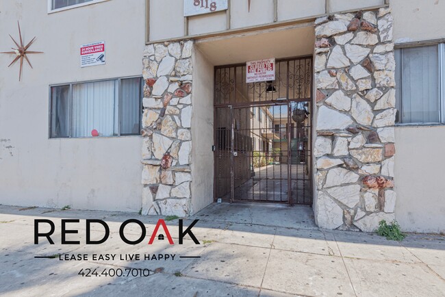 Building Photo - Charming One Bedroom Walk-Up Featuring Gor...